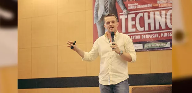 Beberapa Pengusaha Sukses Dunia ini Memulai Karir sebagai Freelancer Arnold Sebastian Egg
